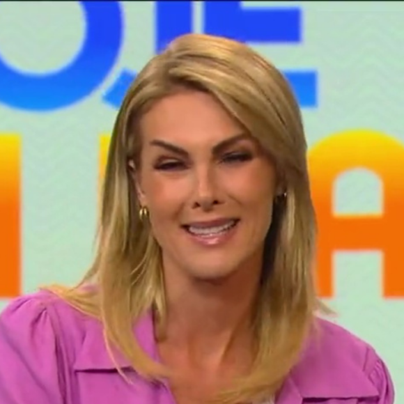 Emocionada, Ana Hickmann comenta agressão do marido ao vivo na TV: 'Momento difícil pra mim'