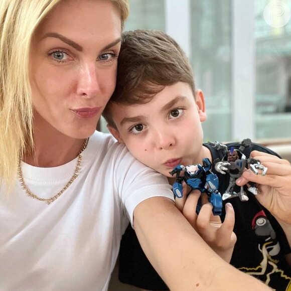Ana Hickmann fez um post dedicado ao filho, Alexandre, de 9 anos, após ser agredida pelo marido, Alexandre Correa
