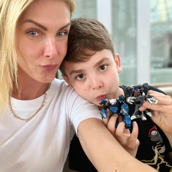 Ana Hickmann fez um post dedicado ao filho, Alexandre, de 9 anos, após ser agredida pelo marido, Alexandre Correa