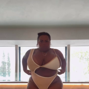 Jojo Todynho apareceu com um maiô para lá de ousado para curtir uma piscina