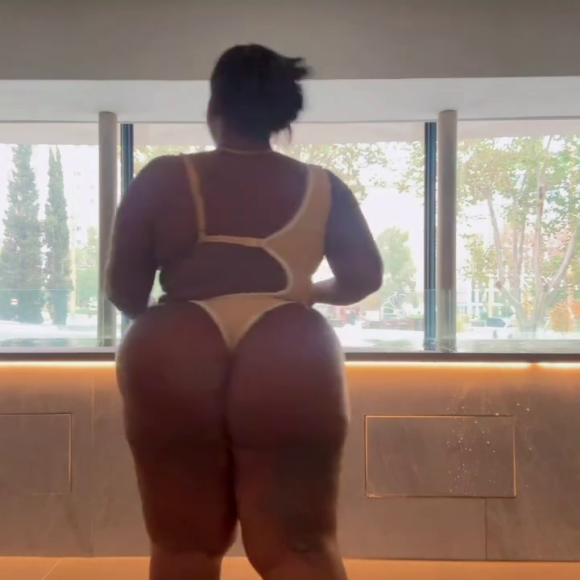 Bumbum de Jojo Todynho foi destaque em maiô fio-dental