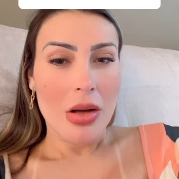 Andressa Urach foi perguntada se está arrependida do tempo em que ficou dedicada à religião. Ela nega, mas lamenta o rombo que sofreu em seu patrimônio