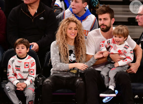 Shakira e Piqué são pais de Milan e Sasha após se separarem o jogador até tentou ficar com a guarda dos filhos, mas a cantora não permitiu