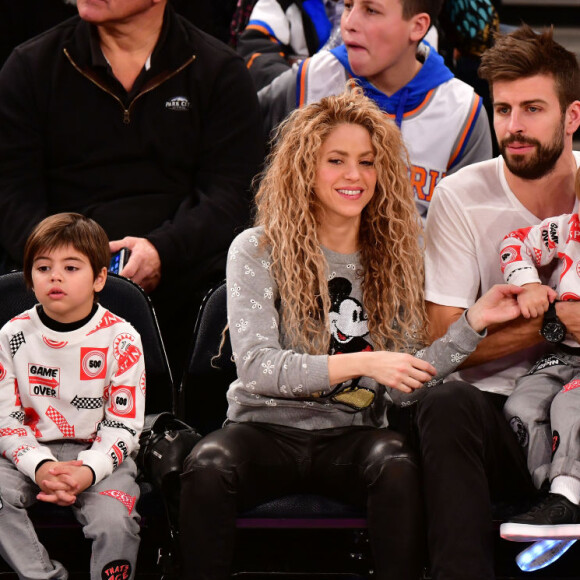 Shakira e Piqué são pais de Milan e Sasha após se separarem o jogador até tentou ficar com a guarda dos filhos, mas a cantora não permitiu