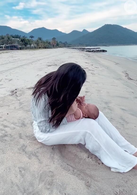Bruna Biancardi surge ajeitando a roupa de Mavie e fazendo carinho na bebê em vídeo na praia