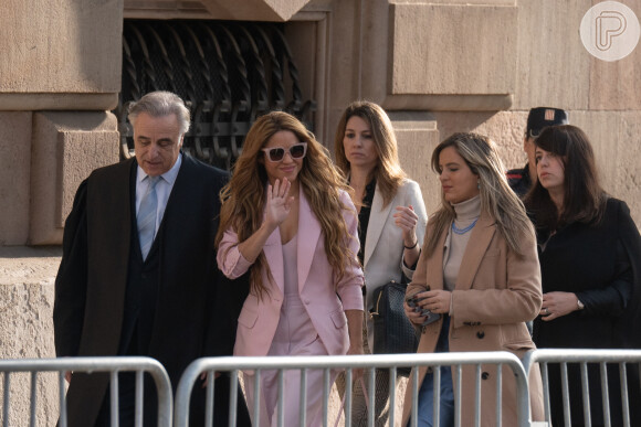 A cantora Shakira compareceu ao tribunal com sua equipe de defesa e preferiu negociar o acordo diante de acusações de fraude