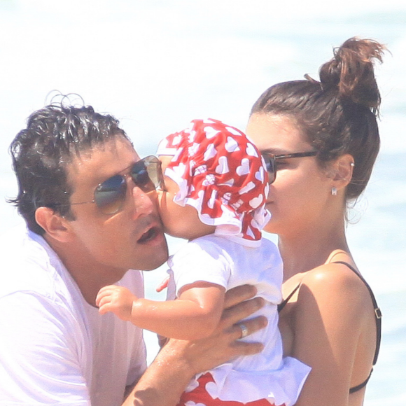 Bruno de Luca brinca com a filha em raro flagra após episódio traumático com Kayky Brito. Veja fotos