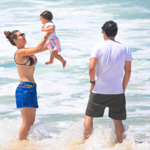 Sthéfany Vidal levantou a filha na praia, enquanto Bruno de Luca admirava