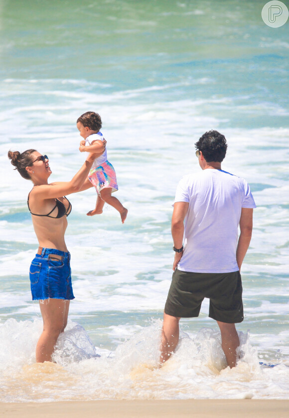 Sthéfany Vidal levantou a filha na praia, enquanto Bruno de Luca admirava
