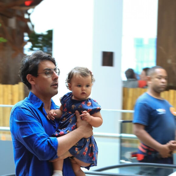 Bruno de Luca e a filha passearam em um shopping no Rio de Janeiro nesta segunda-feira (20)