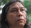 Na novela 'Terra e Paixão', Jurecê Daniel Munduruku) persegue que Agatha (Eliane Giardini) tem espírito mal e conta para Caio (Cauã Reymond).
