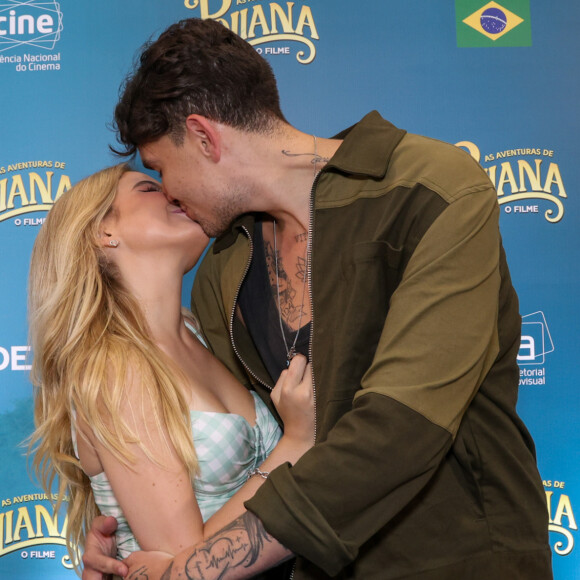 Sophia Valverde beijou o namorado, Rafael Almeida, durante a pré-estreia do filme 'As Aventuras de Poliana'