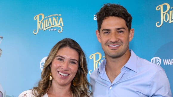 Rebeca Abravanel evidencia barriga da 1ª gravidez ao lado do marido, Alexandre Pato, em look branco para pré-estreia