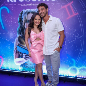 Larissa Manoela e o noivo, André Luiz Frambach, posaram juntos na pré-estreia do filme 'Tá Escrito'