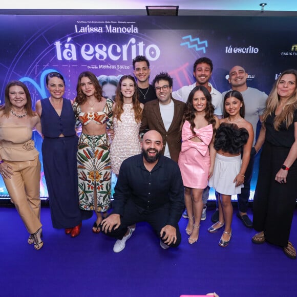 Larissa Manoela e o noivo, André Luiz Frambach, posaram com direção e elenco do filme 'Tá Escrito'