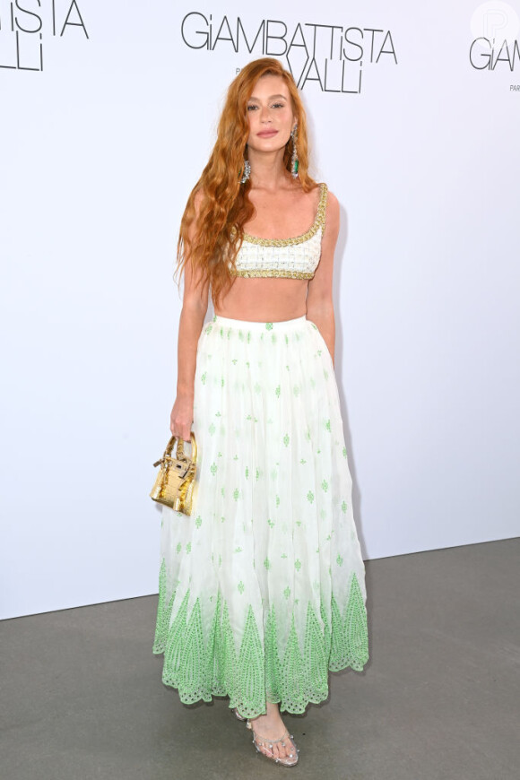 Conjunto branco perfeito para Réveillon: com detalhes de brilho e verde, esse outfit foi usado por Marina Ruy Barbosa em semana de moda internacional