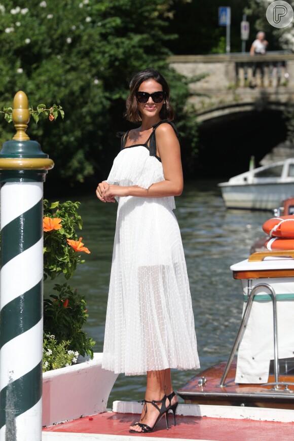 Vestido delicado branco com detalhes pretos foi usado por Bruna Marquezine no festival de Veneza e é opção sofistacada para o Réveillon