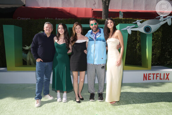 Adam Sandler dubla 'Leo' ao lado da esposa e das filhas