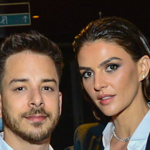 Junior combina terno elegante com a mulher, Mônica Benini, e estilo do casal rouba a cena em prêmio