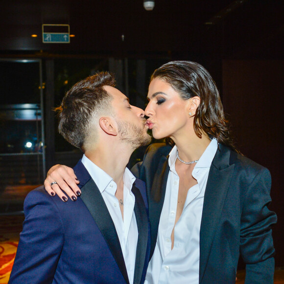 Junior Lima e Mônica Benini em premiação: cantor subiu ao palco para entregar prêmio para Chitãozinho & Xororó