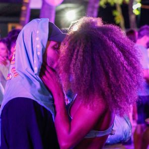 Farofa da Gkay teve troca de beijos entre os modelos Novinho e Iza Black