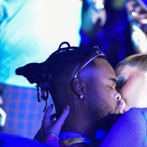 Farofa da Gkay: beijo entre o influencer Cristian Bell e a jornalista Belle Kinzel também agitou um dos três dias do evento