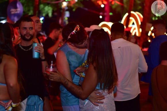 MC Loma beija Gaguinho da 'Casa da Barra' na Farofa da Gkay