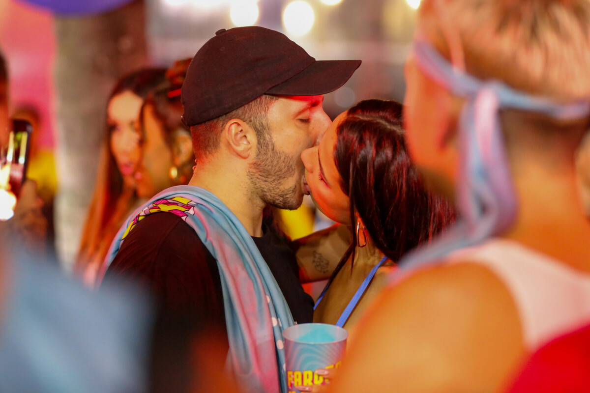 foto-na-farofa-da-gkay-o-modelo-novinho-tamb-m-deu-beijo-em-ana