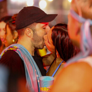 Na Farofa da Gkay, o modelo Novinho também deu beijo em Ana Carolina Rosa