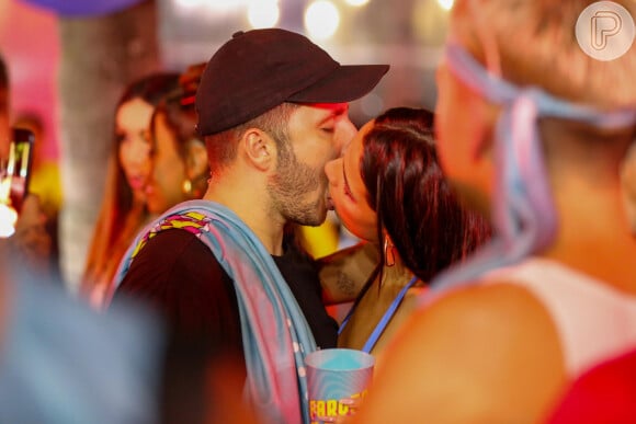 Na Farofa da Gkay, o modelo Novinho também deu beijo em Ana Carolina Rosa