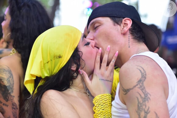 Farofa da Gkay teve beijo de Gabi Medina em um jovem