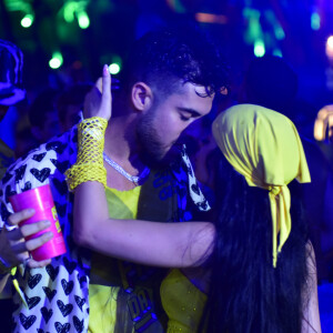 Farofa da Gkay: Gabi Medina foi alvo de foto dando beijo em outro jovem