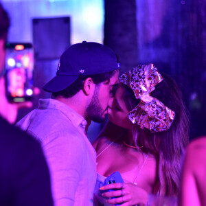 Na Farofa da Gkay, a TikToker Julia Puzzuoli deu beijo em um jovem