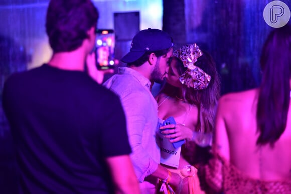 Na Farofa da Gkay, a TikToker Julia Puzzuoli deu beijo em um jovem