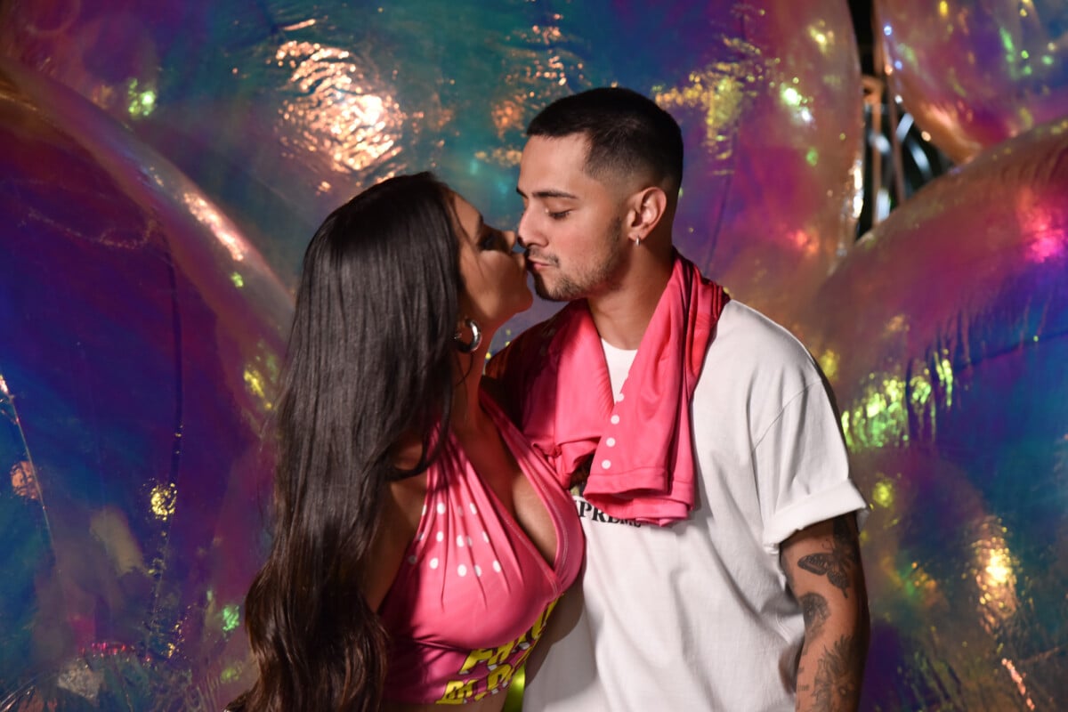 Foto: Na Farofa da Gkay 2023, a cantora Tainá Costa deu beijo no influencer  Loud Vitor - Purepeople