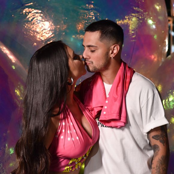 Na Farofa da Gkay 2023, a cantora Tainá Costa deu beijo no influencer Loud Vitor