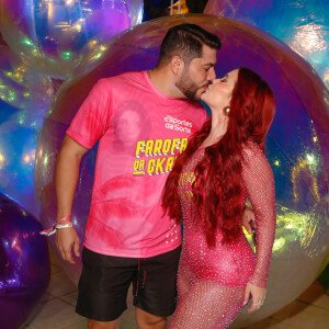 Na Farofa da Gkay 2023, a influencer Mirela Janis trocou beijos com o marido, Yugnir Ângelo