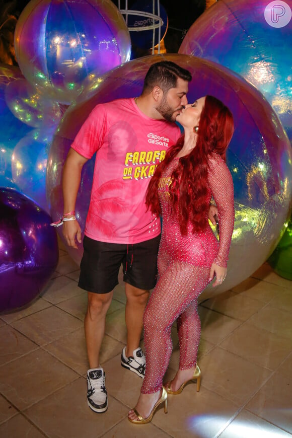 Na Farofa da Gkay 2023, a influencer Mirela Janis trocou beijos com o marido, Yugnir Ângelo