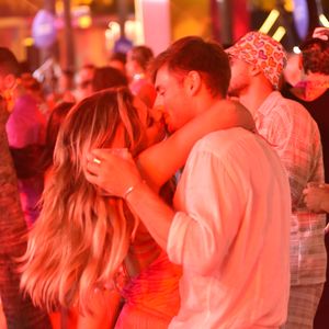 Na Farofa da Gkay, a TikToker Julia Puzzuoli deu beijo em um segundo jovem no segundo dia do aniversário da humorista