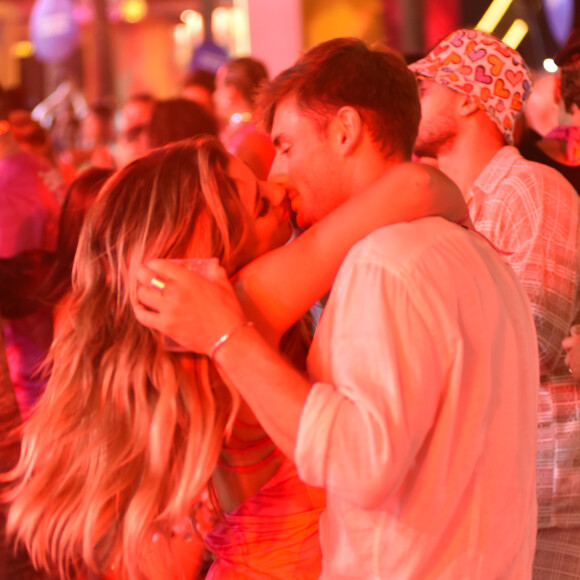 Na Farofa da Gkay, a TikToker Julia Puzzuoli deu beijo em um segundo jovem no segundo dia do aniversário da humorista