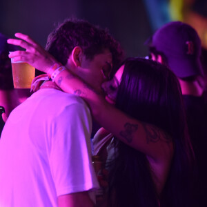 Na Farofa da Gkay, a influencer Boca Barreto também deu beijo em anônimo