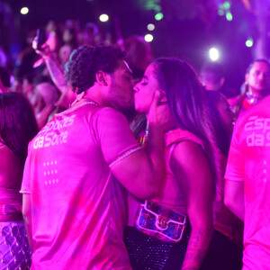 Na Farofa da Gkay, MC Loma deu beijo na boca em anônimo