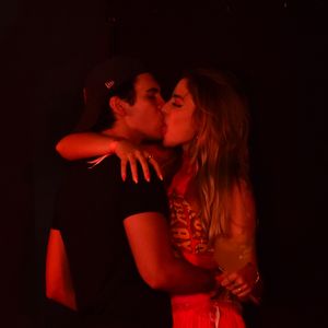 Na Farofa da Gkay, a TikToker Julia Puzzuoli trocou beijo com mais um anônimo