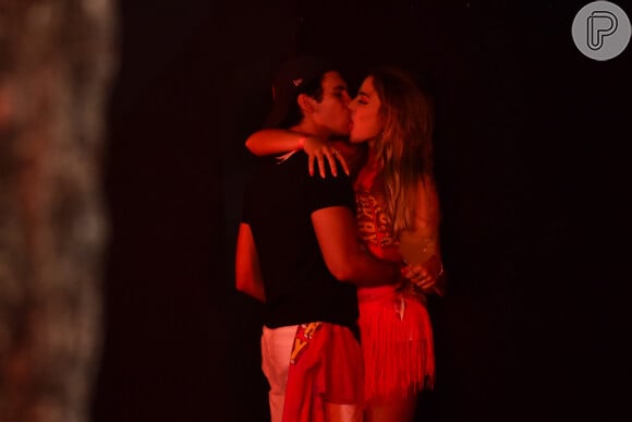 Na Farofa da Gkay, a TikToker Julia Puzzuoli trocou beijo com mais um anônimo