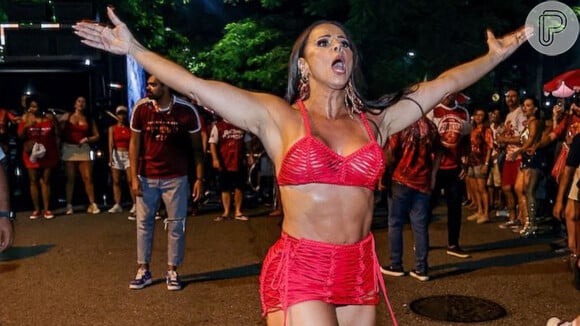 Viviane Araujo atualizou resultado de lipoaspiração ao usar minissaia e top em novo ensaio de rua do Salgueiro para o carnaval 2024 em 7 de dezembro de 2023