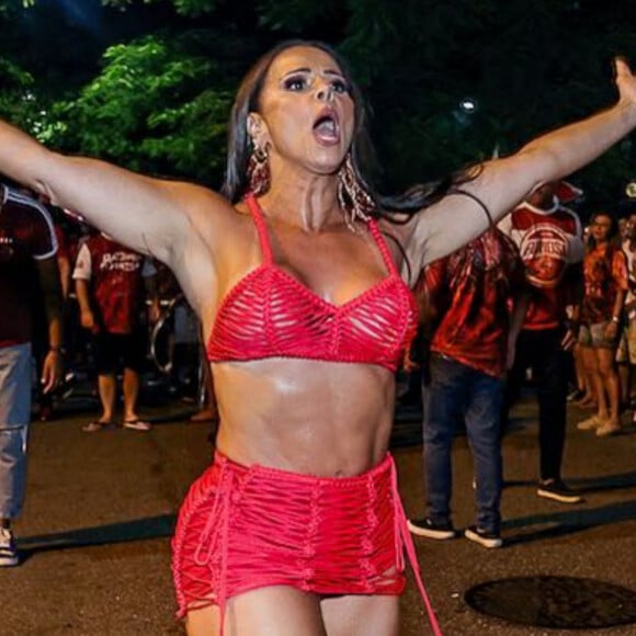 Viviane Araujo atualizou resultado de lipoaspiração ao usar minissaia e top em novo ensaio de rua do Salgueiro para o carnaval 2024 em 7 de dezembro de 2023