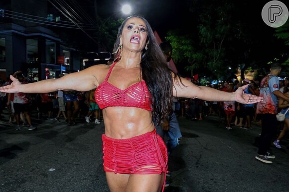 Barriga tanquinho de Viviane Araujo foi valorizada em ensaio de rua do Salgueiro