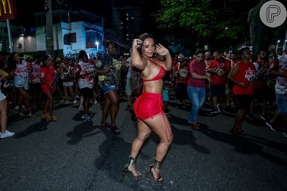 Viviane Araujo participou de novo ensaio de rua do Salgueiro