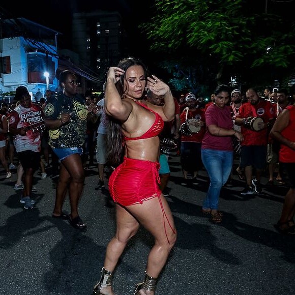 Viviane Araujo participou de novo ensaio de rua do Salgueiro