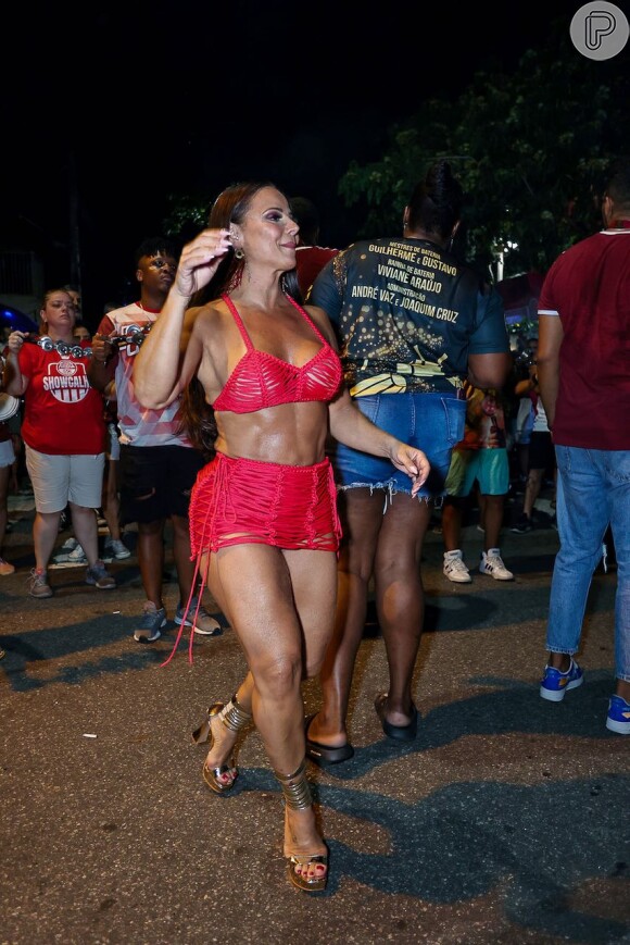 Viviane Araujo apostou em minissaia e top em novo ensaio de rua do Salgueiro